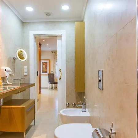 Haus Mit Privatem Pool, Garten Und Privatem Parkplatz