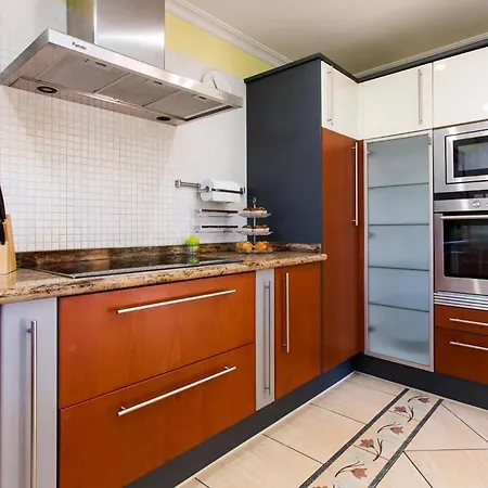 Haus Mit Privatem Pool, Garten Und Privatem Parkplatz